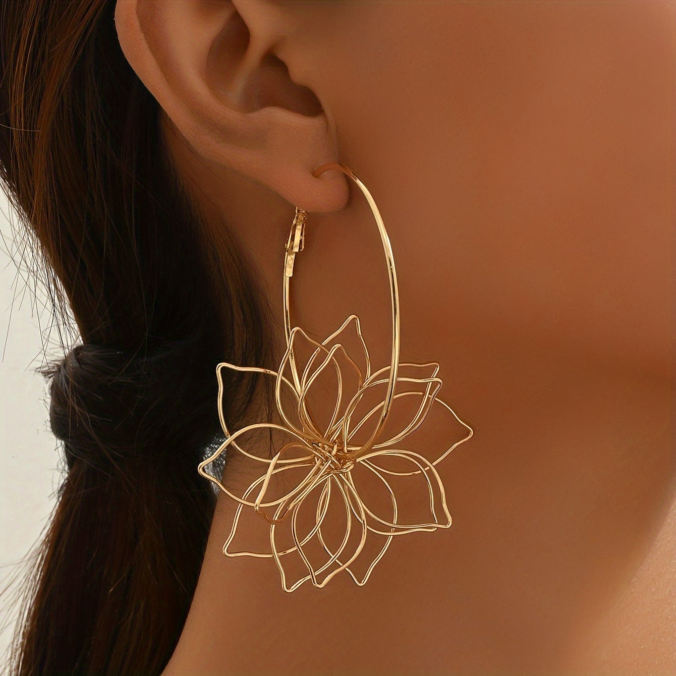 1 Pair Hollow Flower Shaped Hoop Earrings, Hollow Petal Simple Line Flower Hoop Earrings, Elegant Party Earrings Jewelry