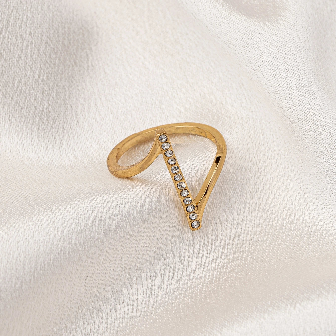 A Women's Ring, a Simple and Stylish Ring with an Imitation Diamond Inlay, Suitable for Daily Wear and Vacation Wear