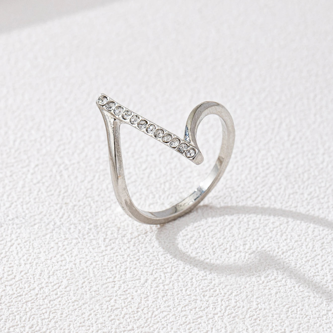 A Women's Ring, a Simple and Stylish Ring with an Imitation Diamond Inlay, Suitable for Daily Wear and Vacation Wear