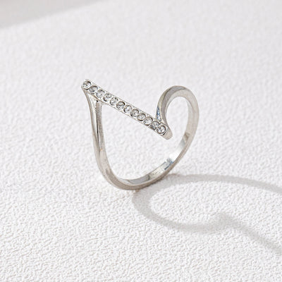 A Women's Ring, a Simple and Stylish Ring with an Imitation Diamond Inlay, Suitable for Daily Wear and Vacation Wear