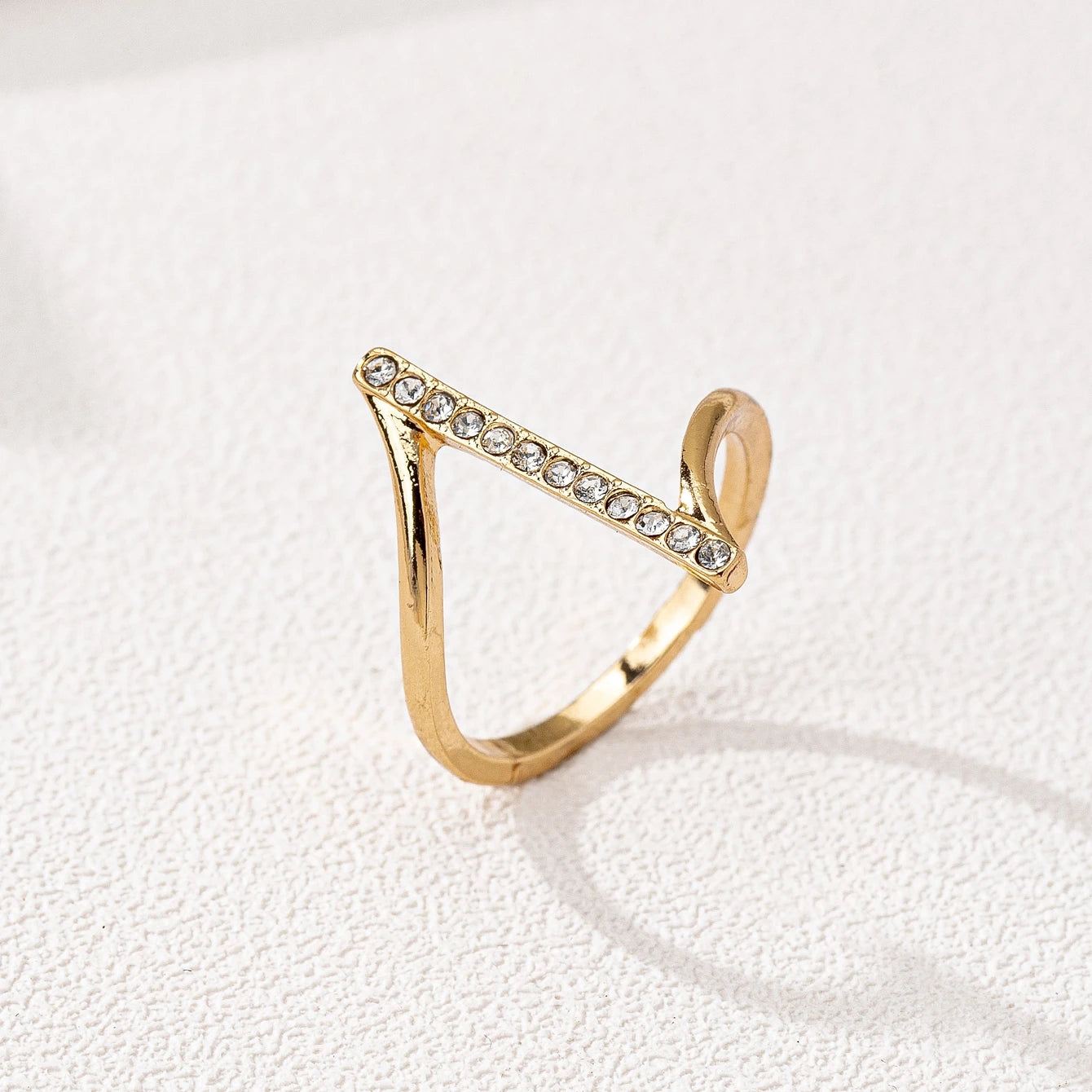 A Women's Ring, a Simple and Stylish Ring with an Imitation Diamond Inlay, Suitable for Daily Wear and Vacation Wear