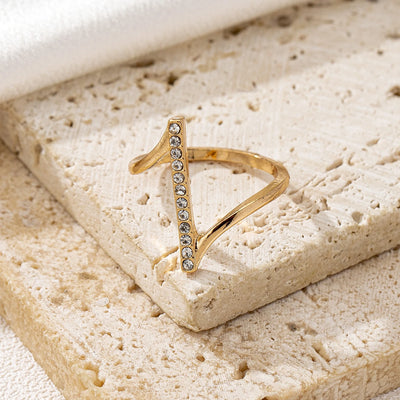 A Women's Ring, a Simple and Stylish Ring with an Imitation Diamond Inlay, Suitable for Daily Wear and Vacation Wear