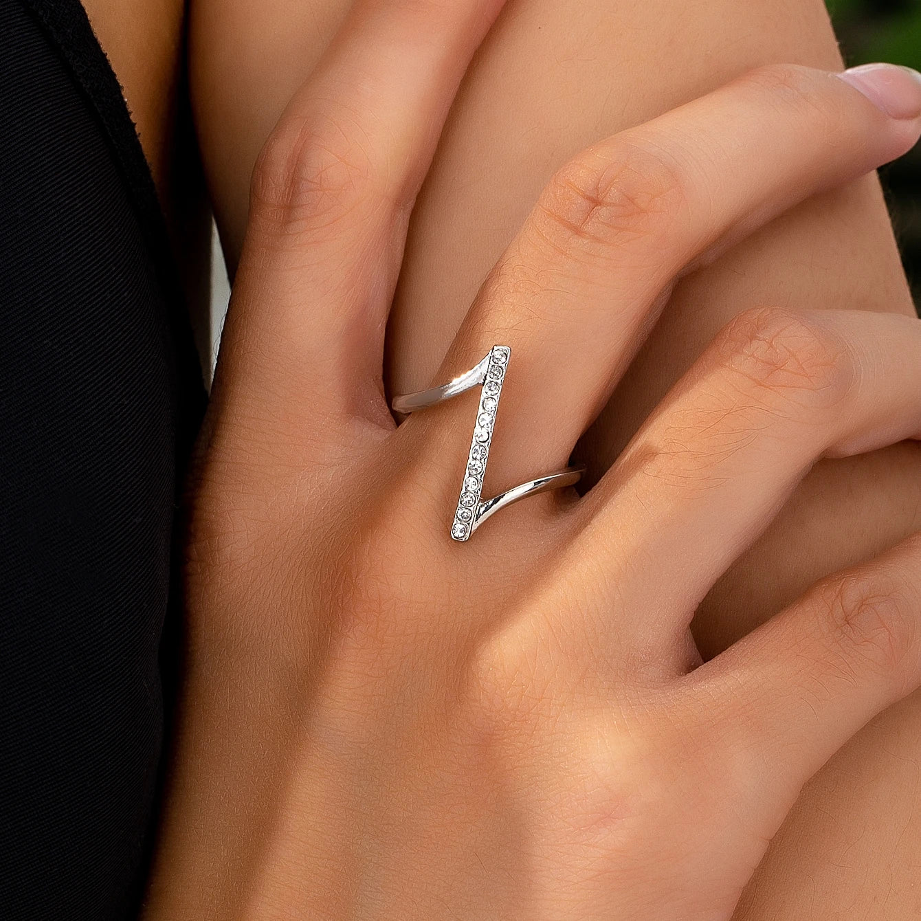 A Women's Ring, a Simple and Stylish Ring with an Imitation Diamond Inlay, Suitable for Daily Wear and Vacation Wear