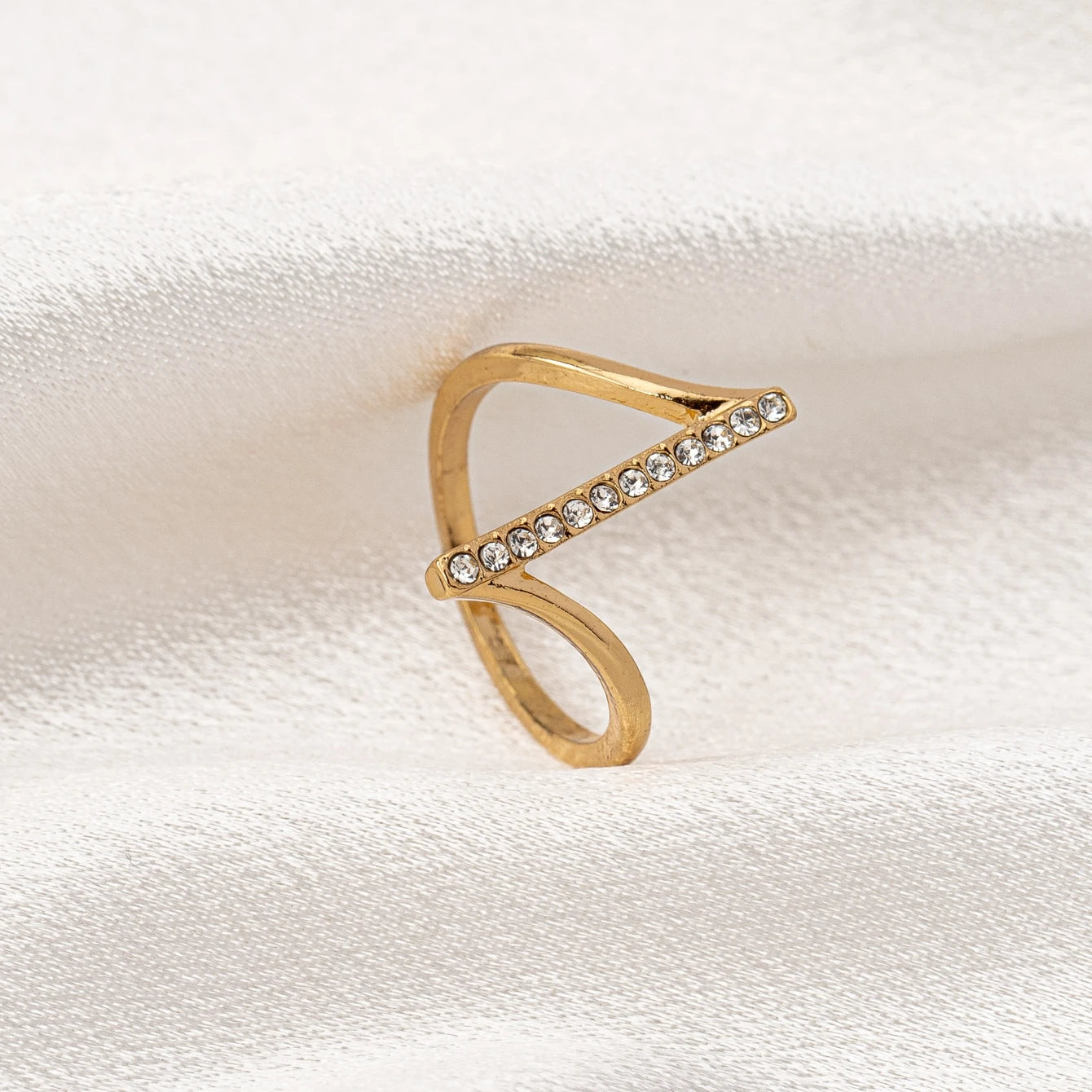 A Women's Ring, a Simple and Stylish Ring with an Imitation Diamond Inlay, Suitable for Daily Wear and Vacation Wear