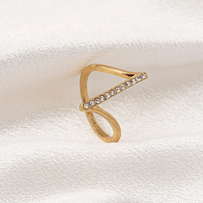 A Women's Ring, a Simple and Stylish Ring with an Imitation Diamond Inlay, Suitable for Daily Wear and Vacation Wear