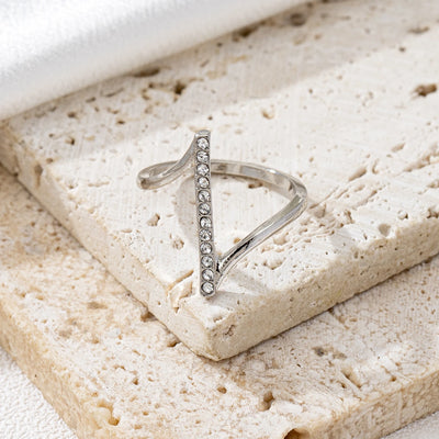A Women's Ring, a Simple and Stylish Ring with an Imitation Diamond Inlay, Suitable for Daily Wear and Vacation Wear