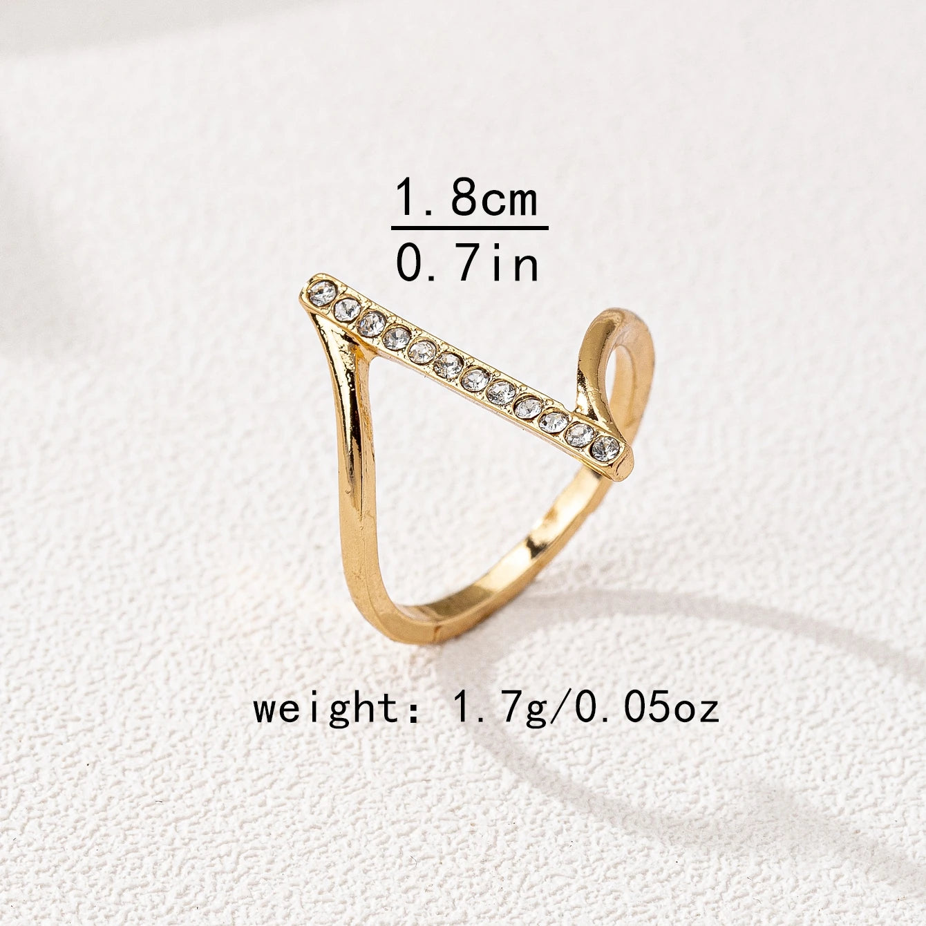 A Women's Ring, a Simple and Stylish Ring with an Imitation Diamond Inlay, Suitable for Daily Wear and Vacation Wear