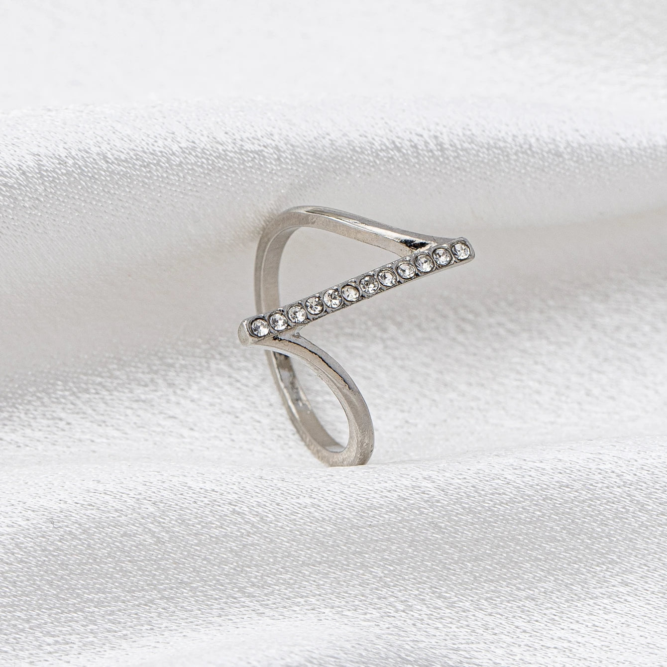 A Women's Ring, a Simple and Stylish Ring with an Imitation Diamond Inlay, Suitable for Daily Wear and Vacation Wear