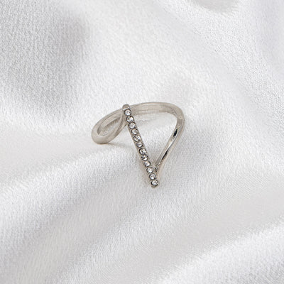A Women's Ring, a Simple and Stylish Ring with an Imitation Diamond Inlay, Suitable for Daily Wear and Vacation Wear