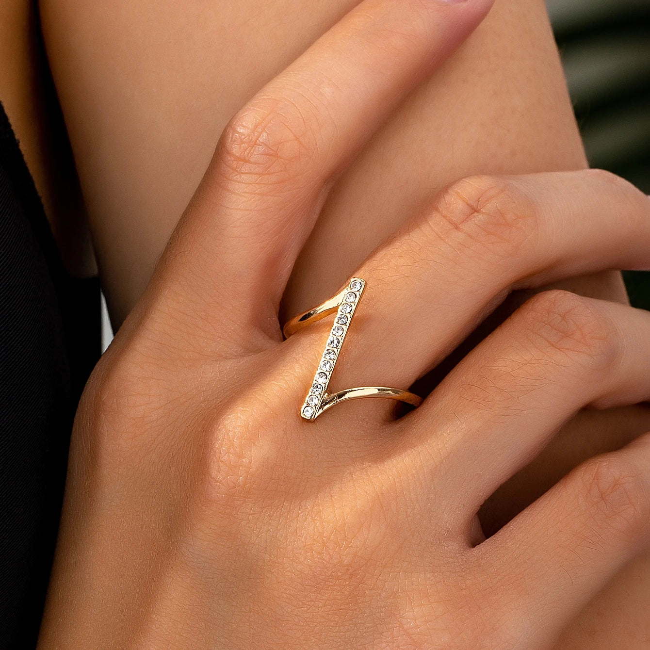 A Women's Ring, a Simple and Stylish Ring with an Imitation Diamond Inlay, Suitable for Daily Wear and Vacation Wear