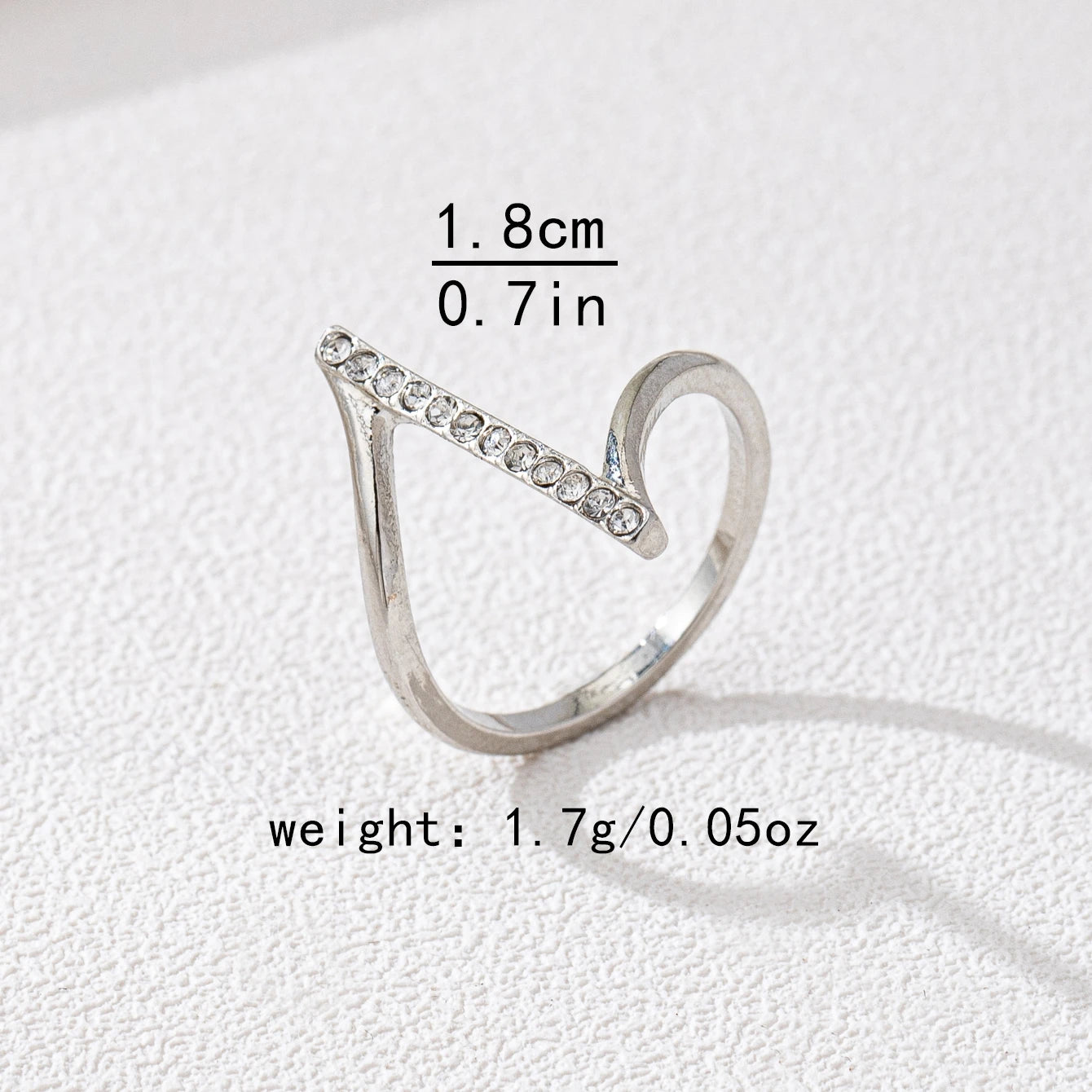 A Women's Ring, a Simple and Stylish Ring with an Imitation Diamond Inlay, Suitable for Daily Wear and Vacation Wear