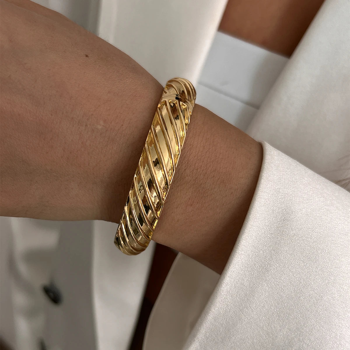 Salircon Exaggerated Punk Smooth Heavy Metal Bangle Bracelet for Women Trend Geometric Open Spring Bangle Party Jewelry Gift